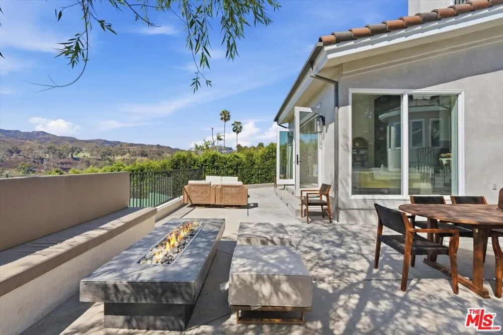 1027 Ravoli Drive Los Angeles, CA 90272