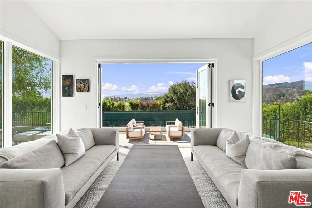 1027 Ravoli Drive Los Angeles, CA 90272