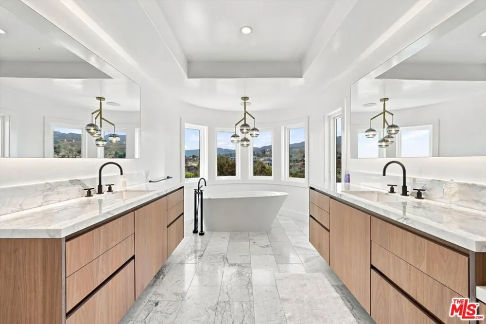 1027 Ravoli Drive Los Angeles, CA 90272