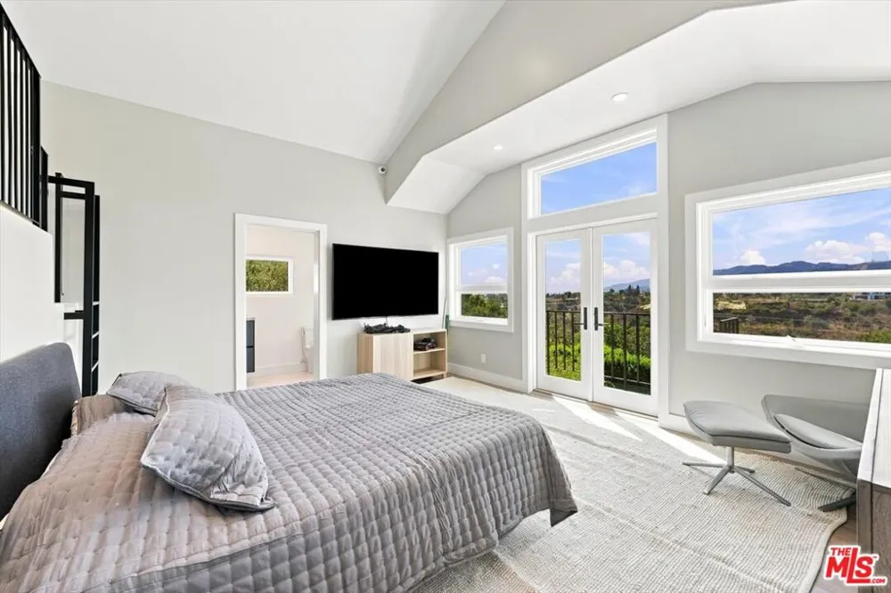 1027 Ravoli Drive Los Angeles, CA 90272