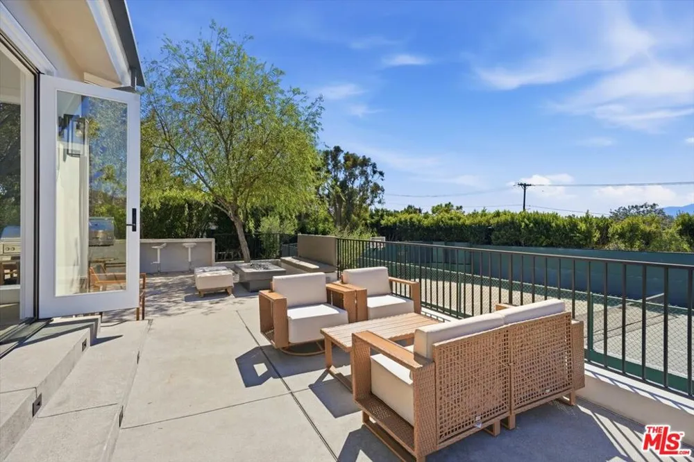 1027 Ravoli Drive Los Angeles, CA 90272