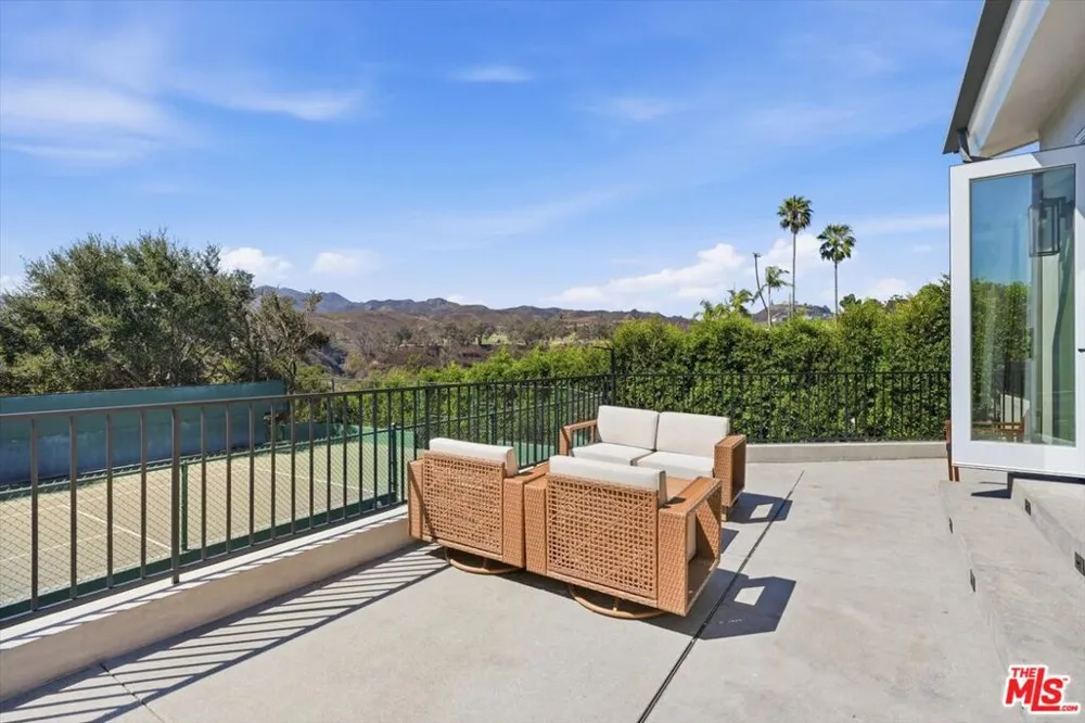 1027 Ravoli Drive Los Angeles, CA 90272
