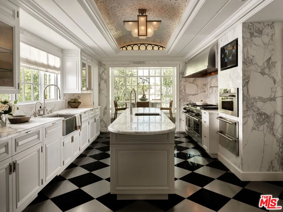 826 Greenway Drive Beverly Hills, CA 90210
