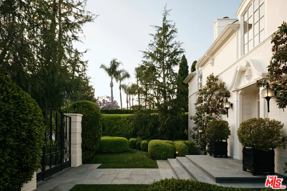 826 Greenway Drive Beverly Hills, CA 90210