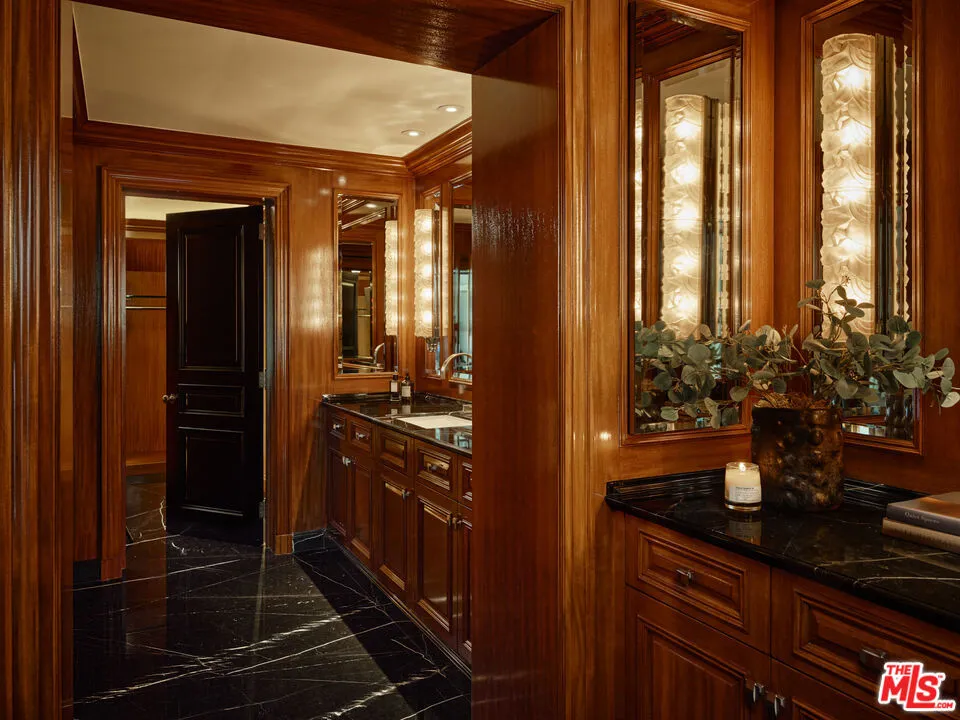 826 Greenway Drive Beverly Hills, CA 90210