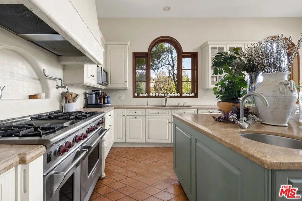 1214 Beverly View Drive Beverly Hills, CA 90210