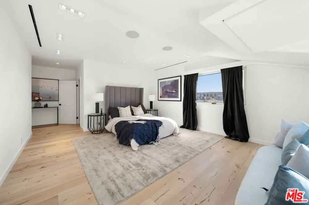 1330 Londonderry Place Los Angeles, CA 90069