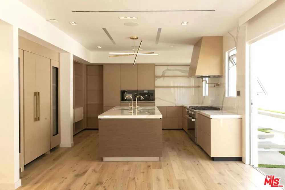 1330 Londonderry Place Los Angeles, CA 90069