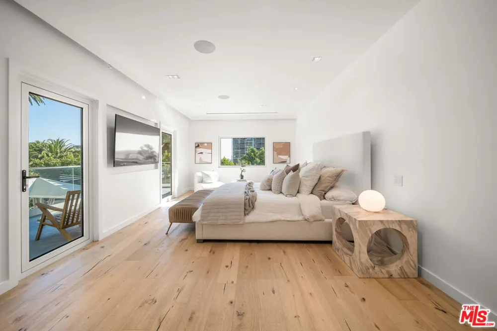 1330 Londonderry Place Los Angeles, CA 90069