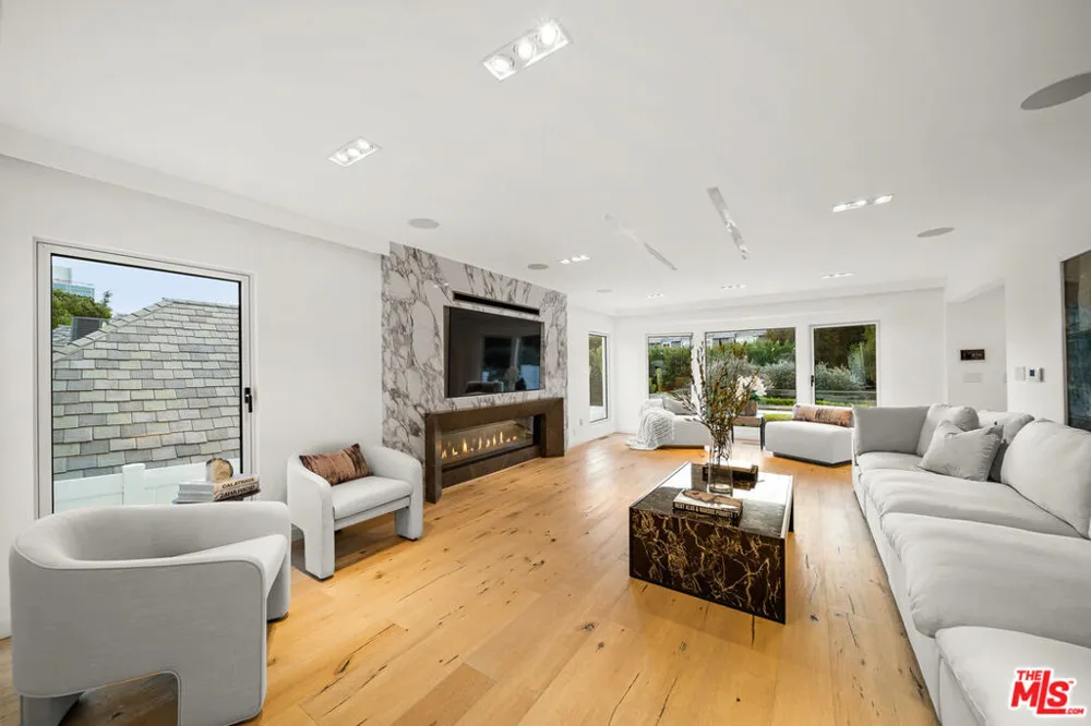 1330 Londonderry Place Los Angeles, CA 90069