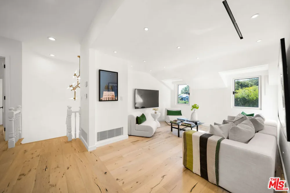 1330 Londonderry Place Los Angeles, CA 90069