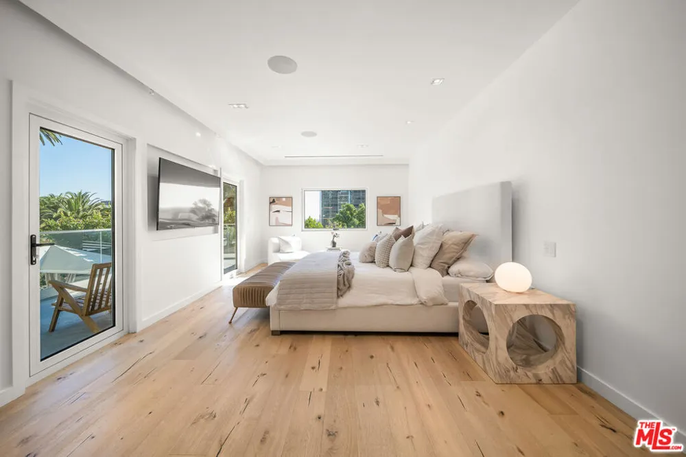 1330 Londonderry Place Los Angeles, CA 90069