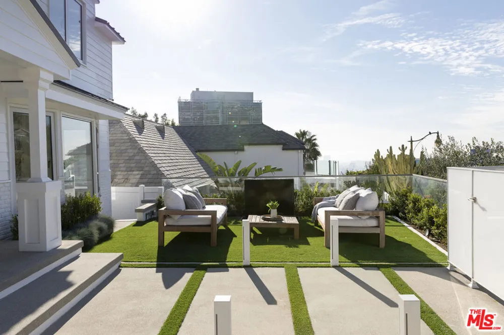 1330 Londonderry Place Los Angeles, CA 90069