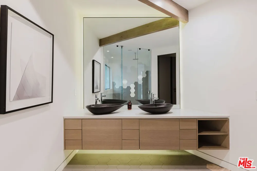 8842 Evanview Drive Los Angeles, CA 90069