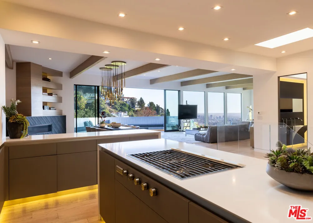 8842 Evanview Drive Los Angeles, CA 90069