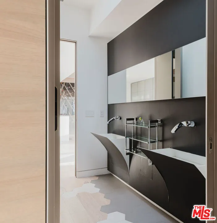 8842 Evanview Drive Los Angeles, CA 90069