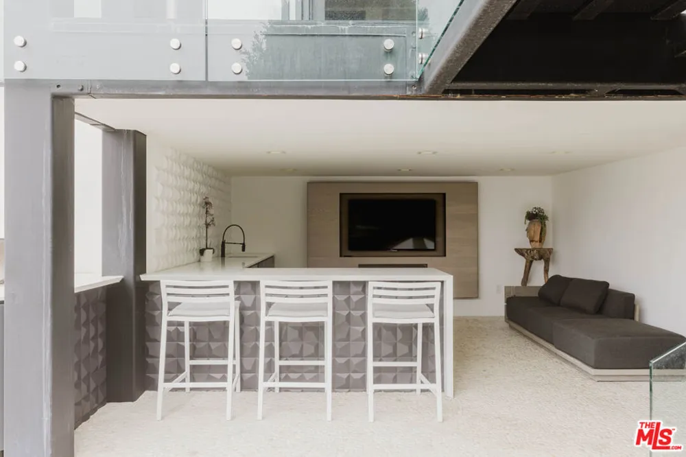 8842 Evanview Drive Los Angeles, CA 90069