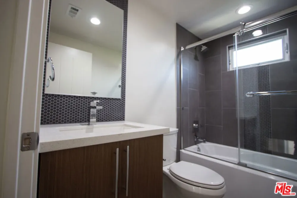 4924 LAUREL CANYON Valley Village, CA 91607