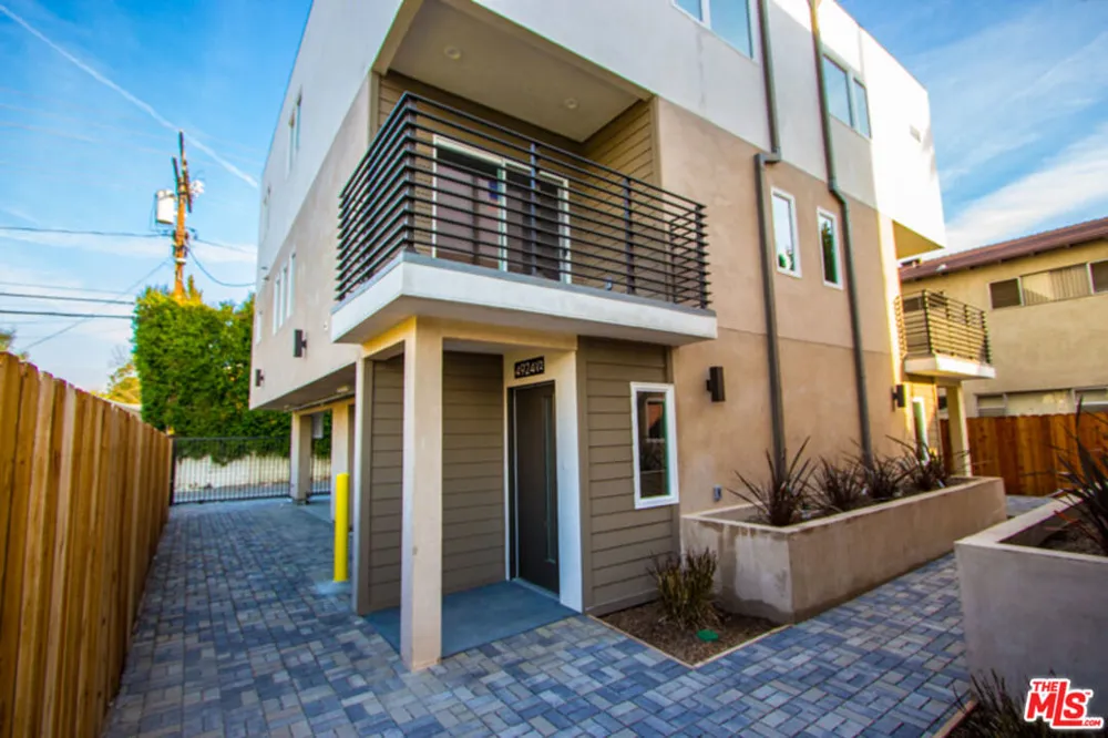 4924 LAUREL CANYON Valley Village, CA 91607