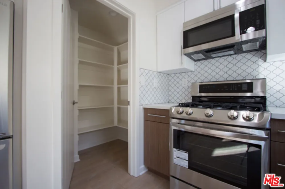 4924 LAUREL CANYON Valley Village, CA 91607