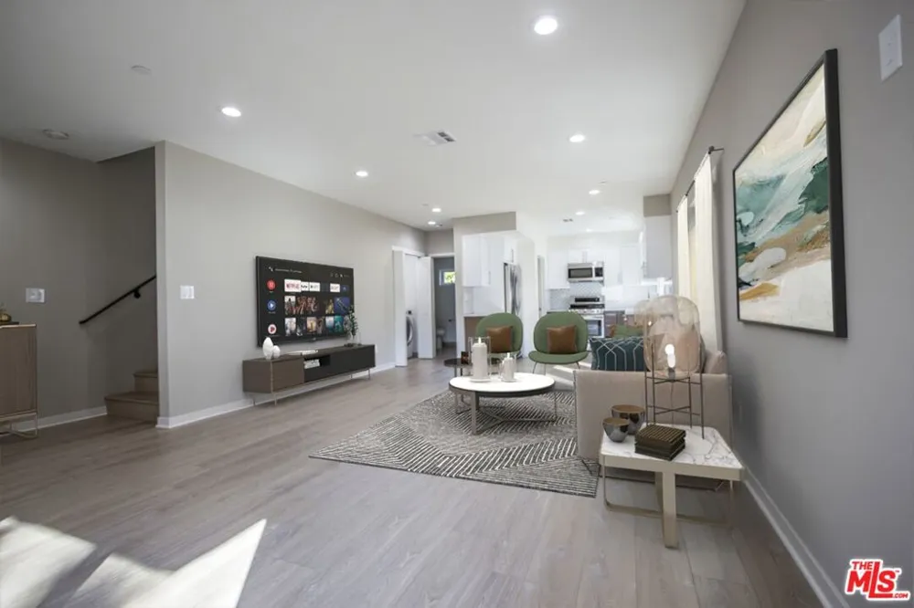 4924 LAUREL CANYON Valley Village, CA 91607