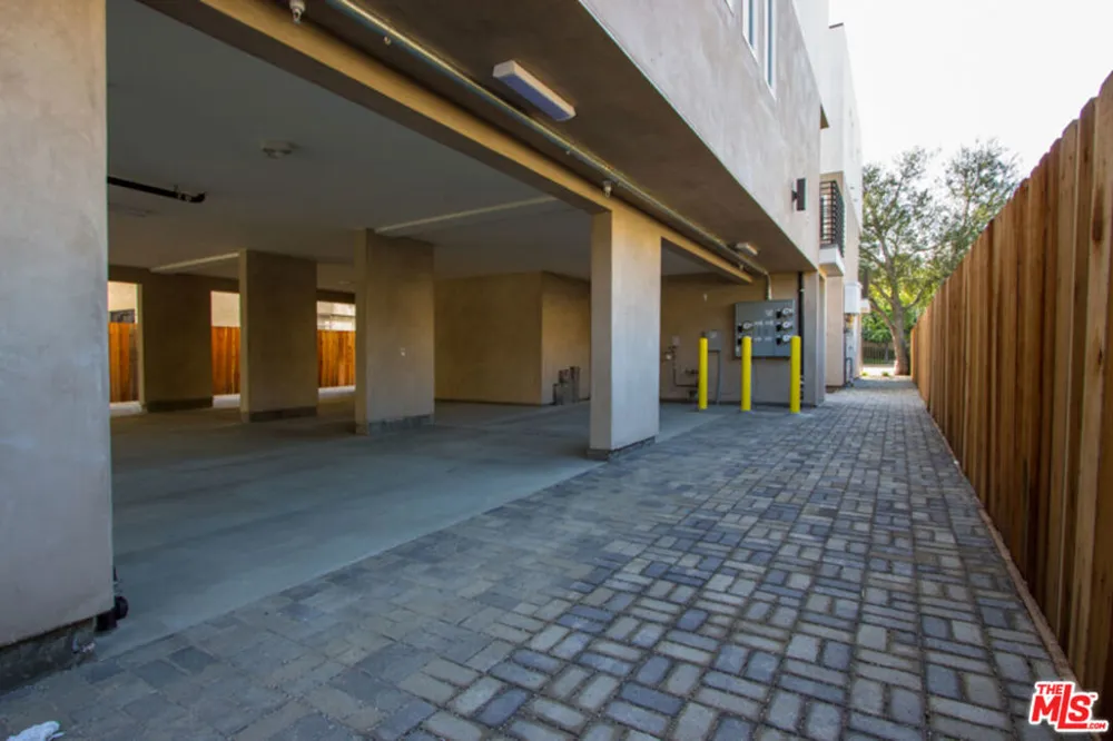 4924 LAUREL CANYON Valley Village, CA 91607