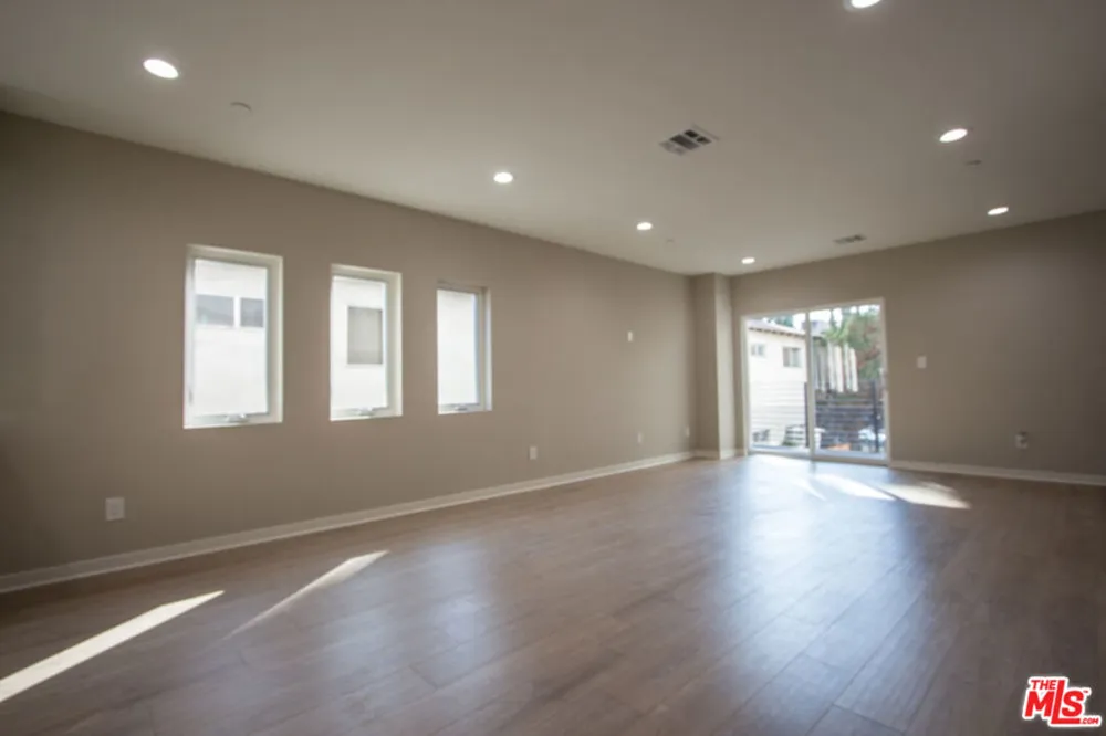 4924 LAUREL CANYON Valley Village, CA 91607