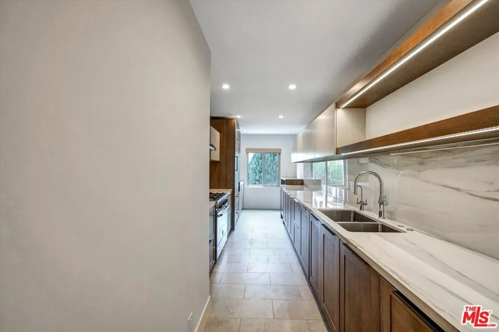 439 Doheny Drive #204 Beverly Hills, CA 90210