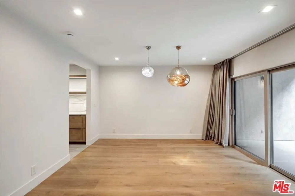 439 Doheny Drive #204 Beverly Hills, CA 90210