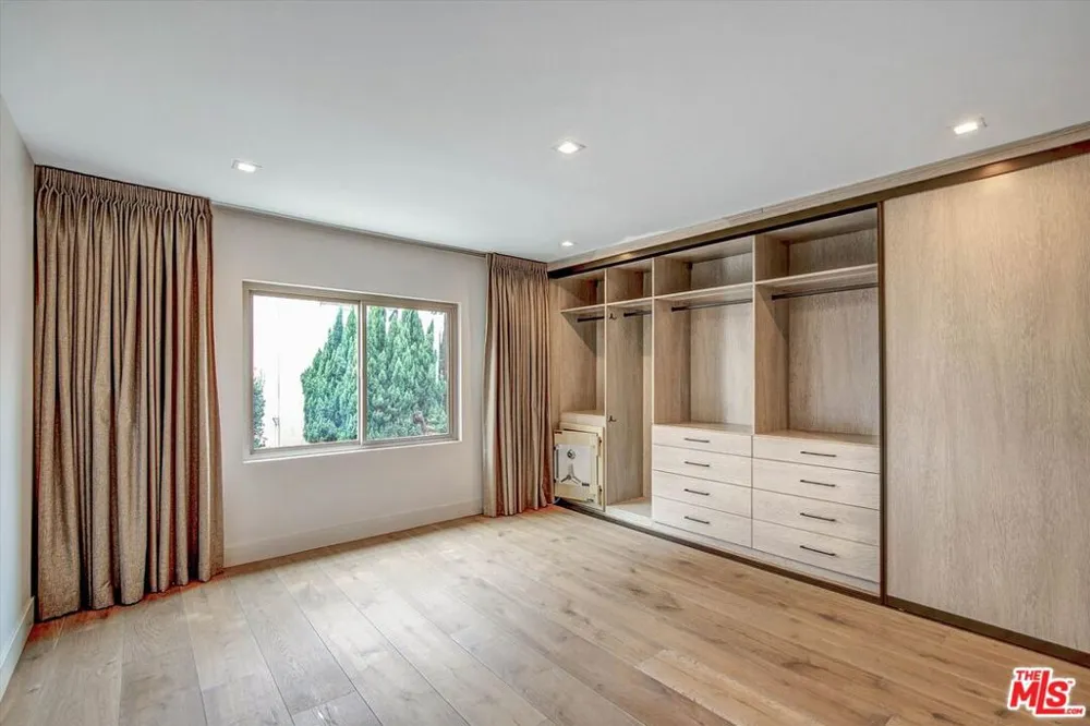 439 Doheny Drive #204 Beverly Hills, CA 90210