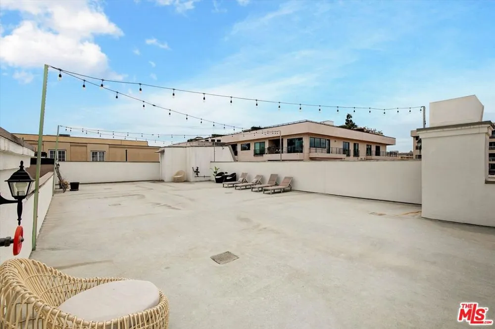 439 Doheny Drive #204 Beverly Hills, CA 90210