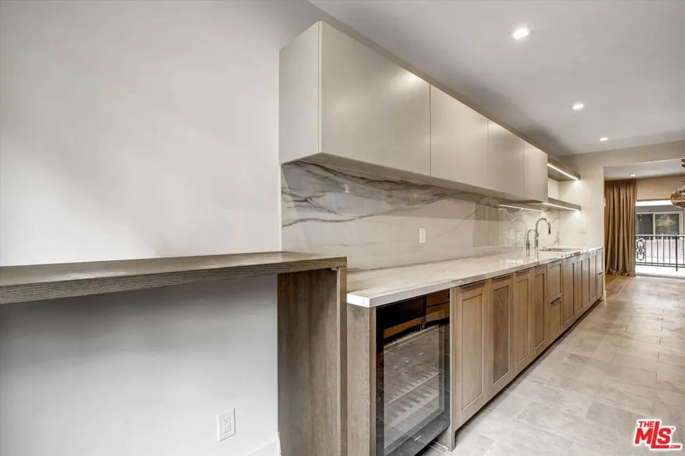 439 Doheny Drive #204 Beverly Hills, CA 90210