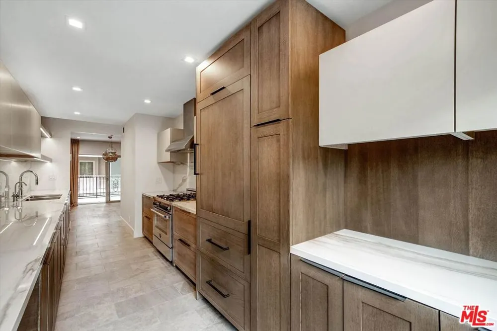439 Doheny Drive #204 Beverly Hills, CA 90210
