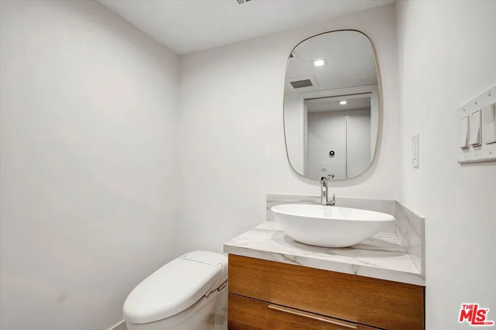 439 Doheny Drive #204 Beverly Hills, CA 90210