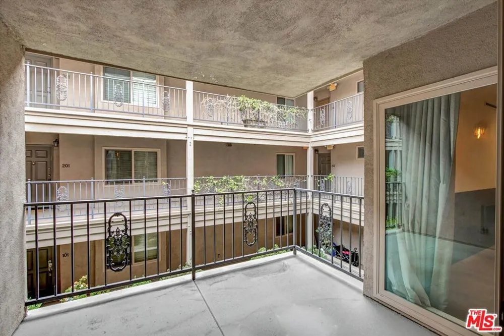 439 Doheny Drive #204 Beverly Hills, CA 90210