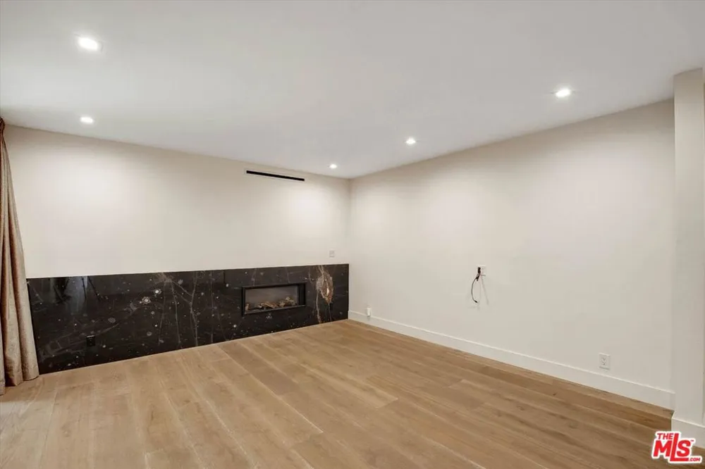 439 Doheny Drive #204 Beverly Hills, CA 90210