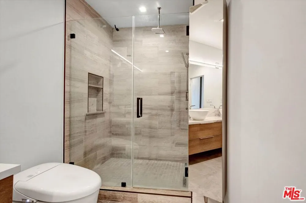 439 Doheny Drive #204 Beverly Hills, CA 90210