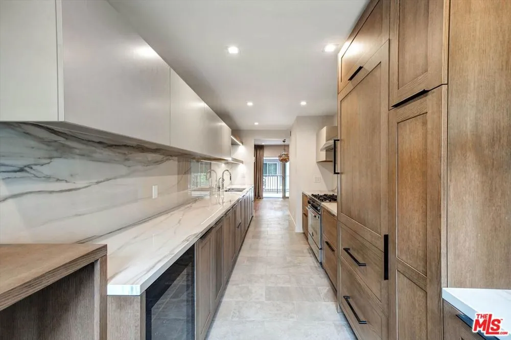 439 Doheny Drive #204 Beverly Hills, CA 90210
