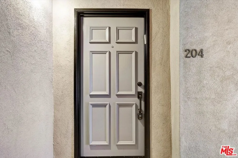 439 Doheny Drive #204 Beverly Hills, CA 90210