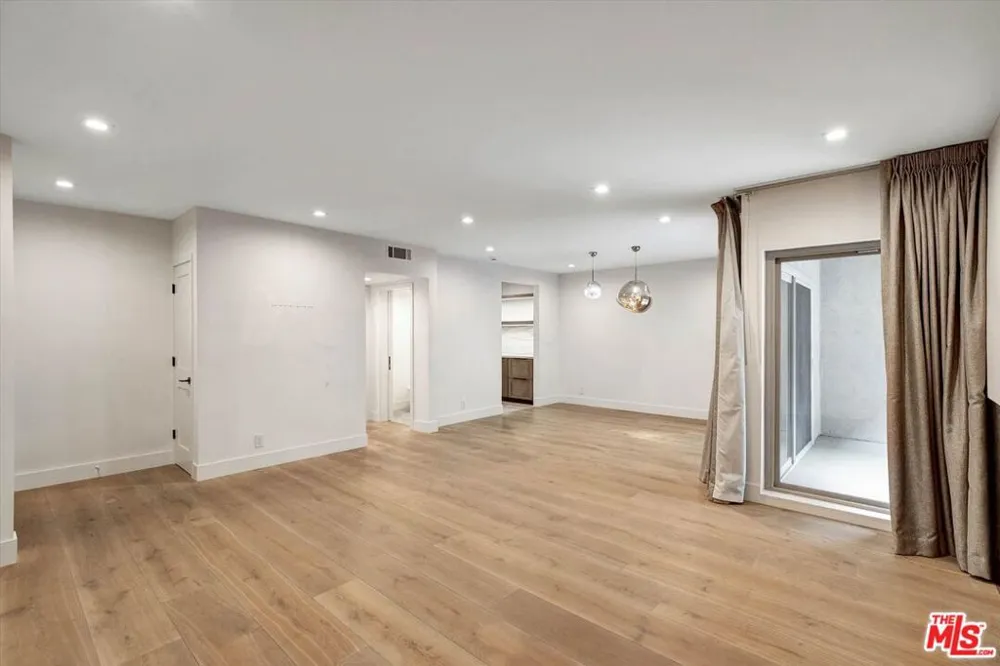 439 Doheny Drive #204 Beverly Hills, CA 90210
