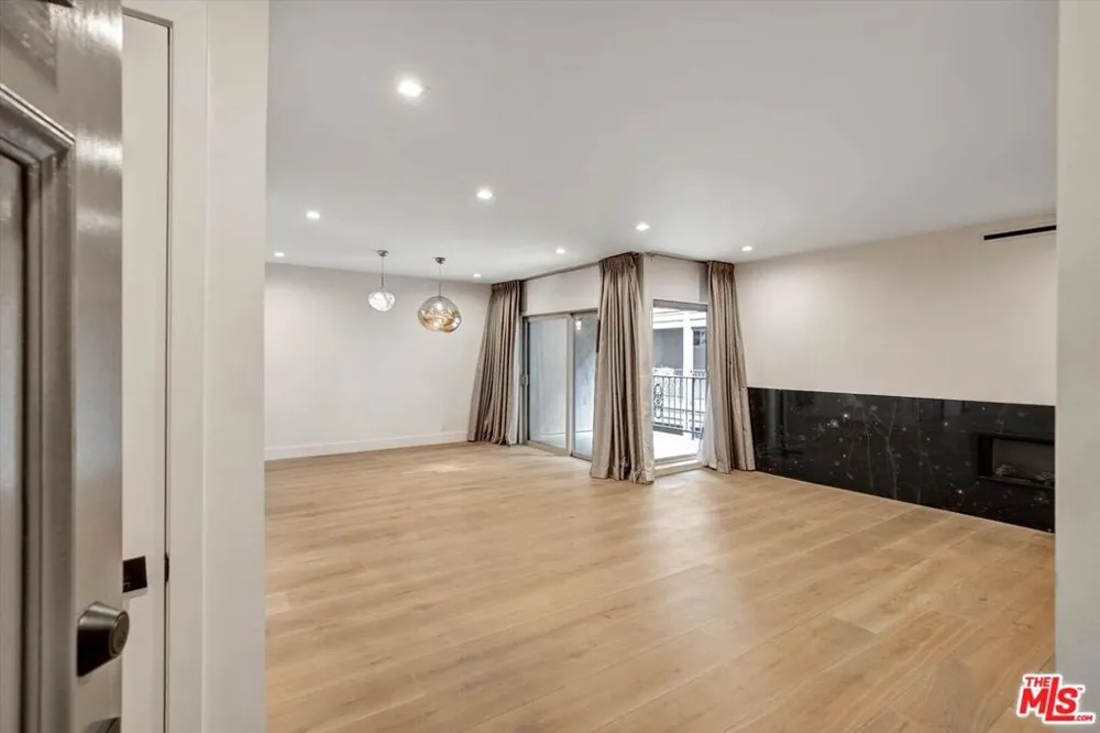 439 Doheny Drive #204 Beverly Hills, CA 90210