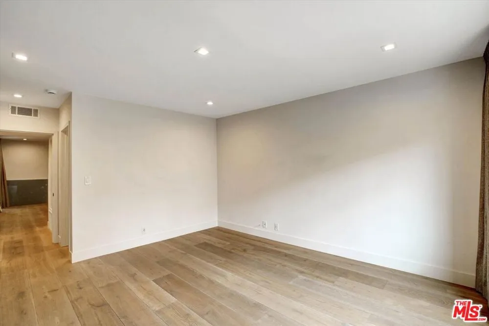 439 Doheny Drive #204 Beverly Hills, CA 90210