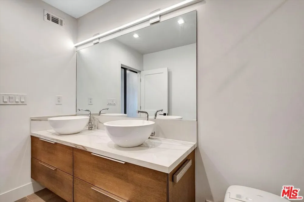 439 Doheny Drive #204 Beverly Hills, CA 90210