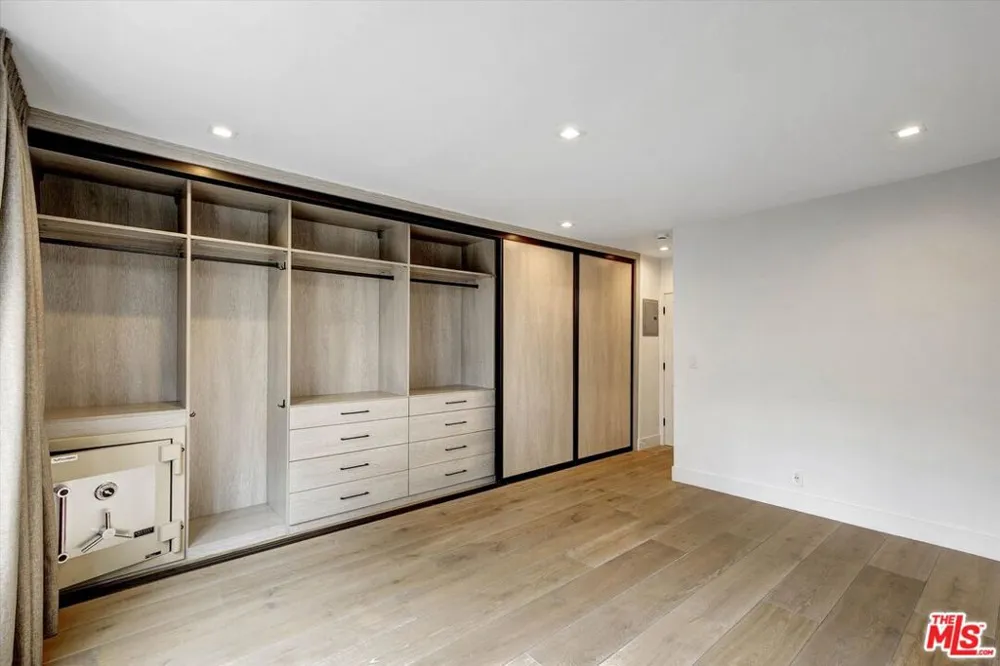 439 Doheny Drive #204 Beverly Hills, CA 90210