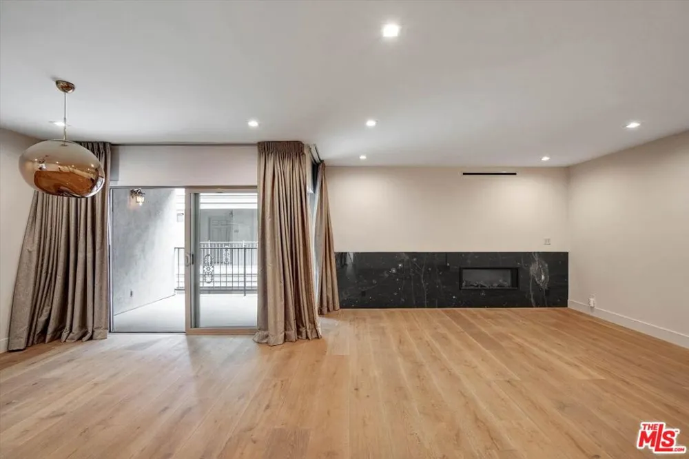 439 Doheny Drive #204 Beverly Hills, CA 90210