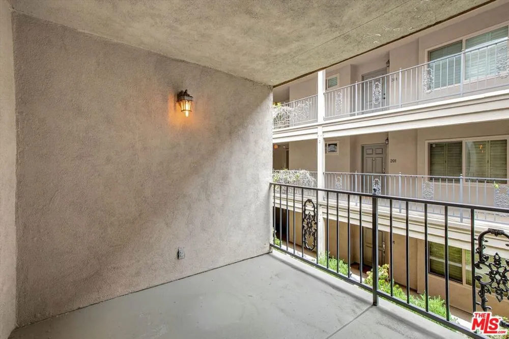 439 Doheny Drive #204 Beverly Hills, CA 90210