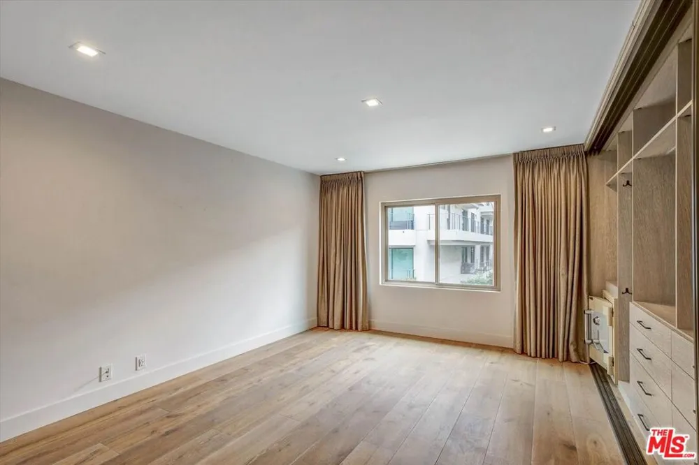 439 Doheny Drive #204 Beverly Hills, CA 90210