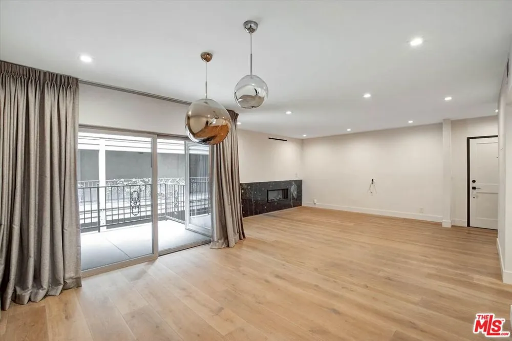 439 Doheny Drive #204 Beverly Hills, CA 90210