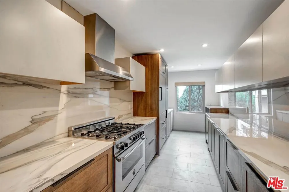 439 Doheny Drive #204 Beverly Hills, CA 90210