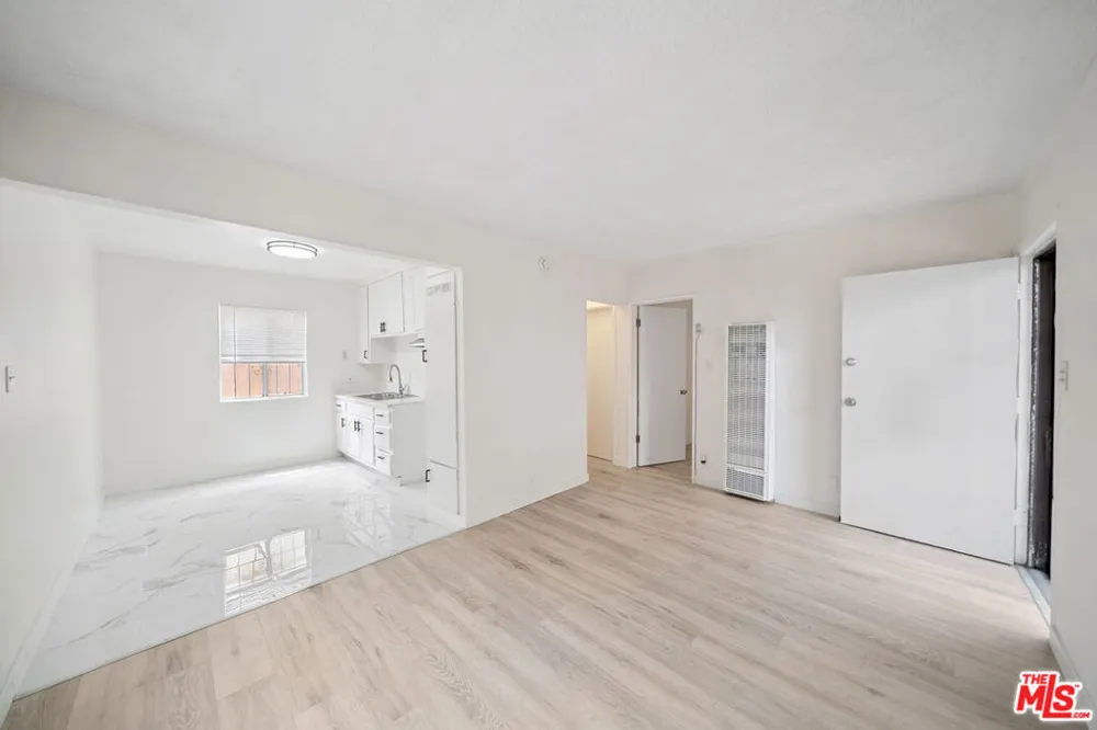 8633 Denver Avenue #5 Los Angeles, CA 90044